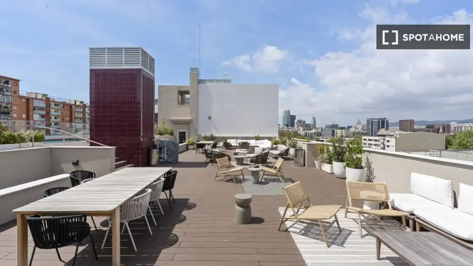 Flat with terrace to rent in Sant Martí