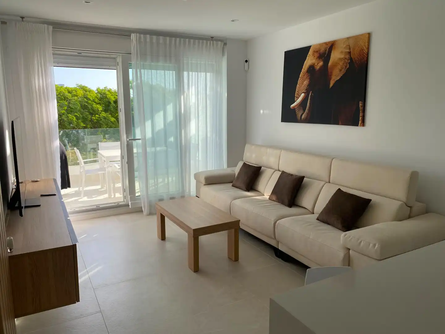 Sala d'estar de Àtic de lloguer en Chipiona amb Aire condicionat, Terrassa i Piscina