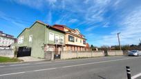 Vista exterior de Casa o xalet en venda en Santa Cruz de Bezana amb Jardí privat