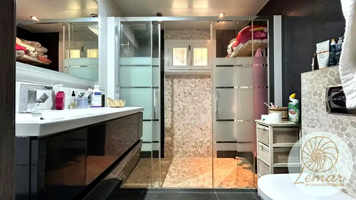 Baño de Casa o chalet en venta en Castelldefels con Jardín privado, Terraza y Piscina
