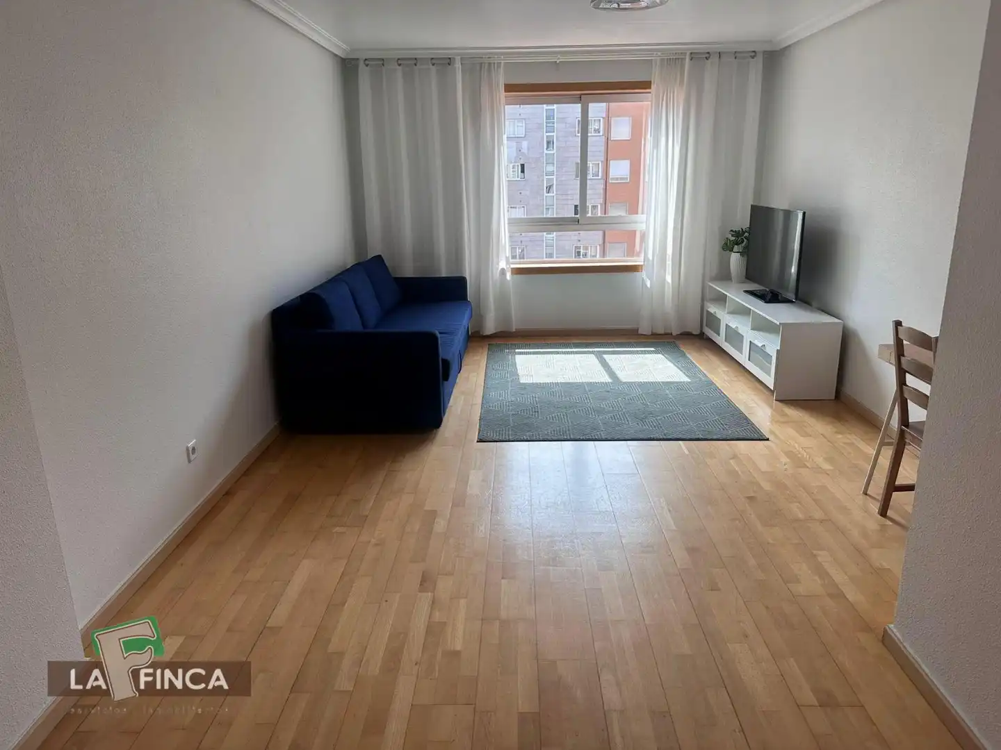 Sala d'estar de Pis en venda en Oviedo  amb Calefacció, Parquet i Traster
