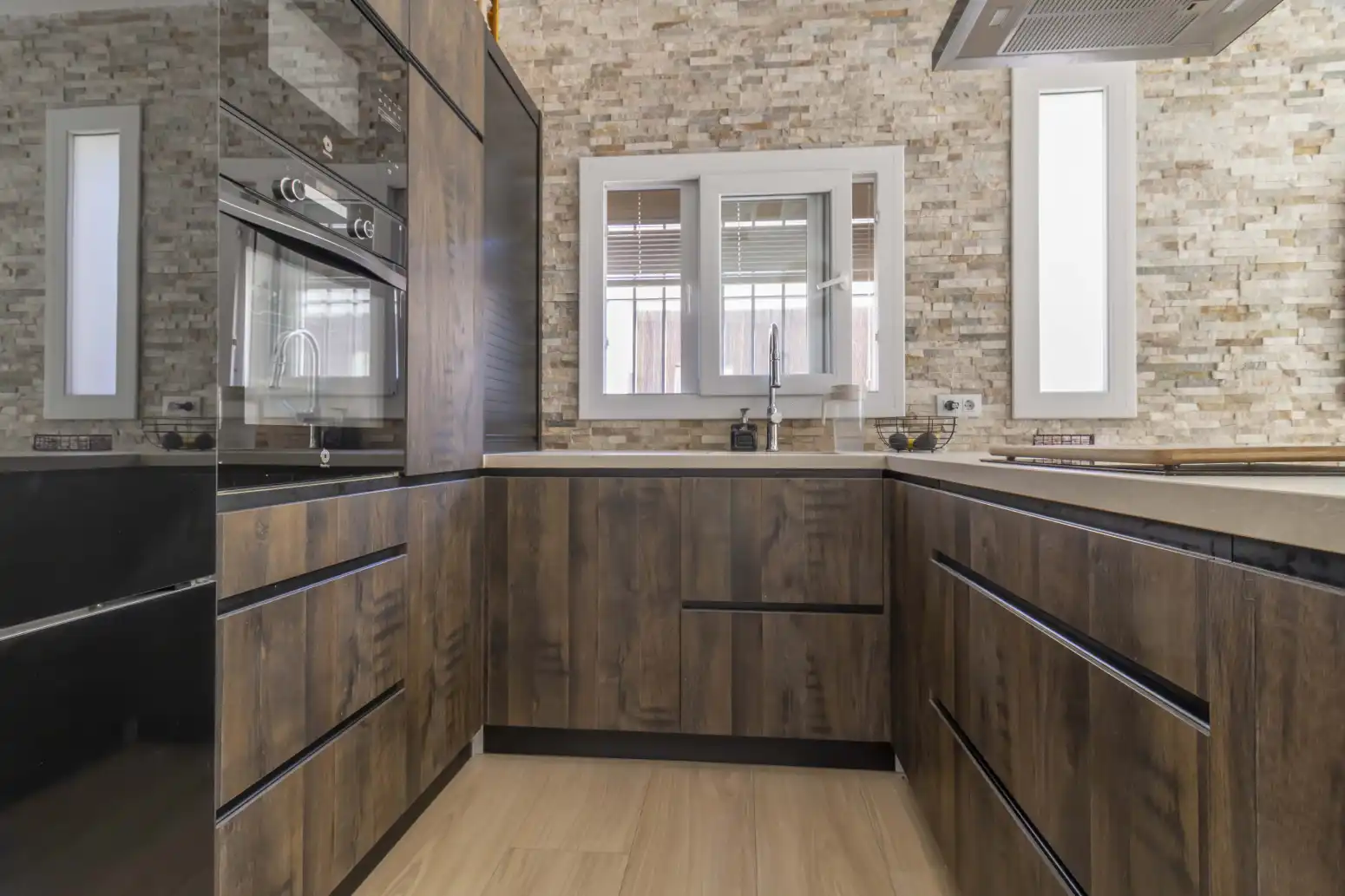 Cocina de Casa adosada en venta en Sevilla con Aire acondicionado, Trastero y Piscina