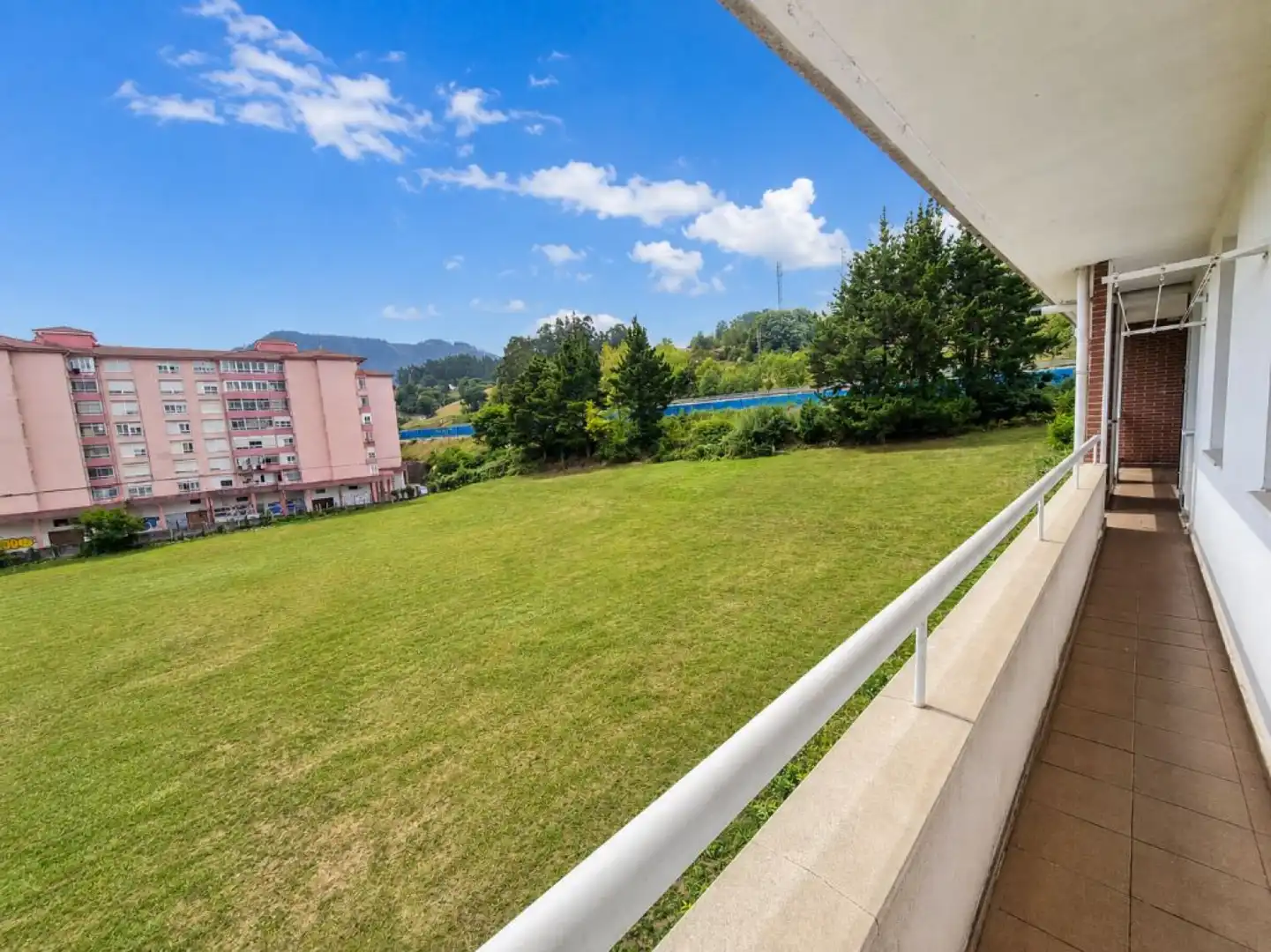 Terraza de Piso en venta en Los Corrales de Buelna  con Calefacción, Jardín privado y Parquet