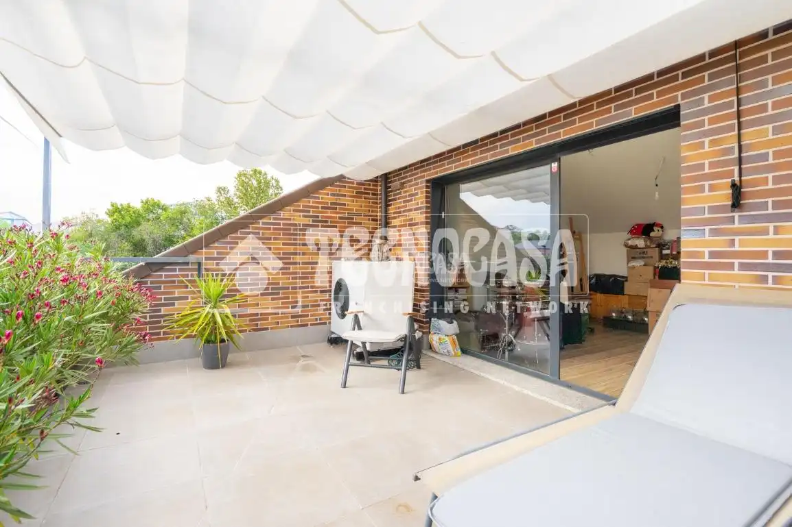 Terraza de Casa adosada en venta en Colmenar Viejo con Aire acondicionado, Calefacción y Jardín privado