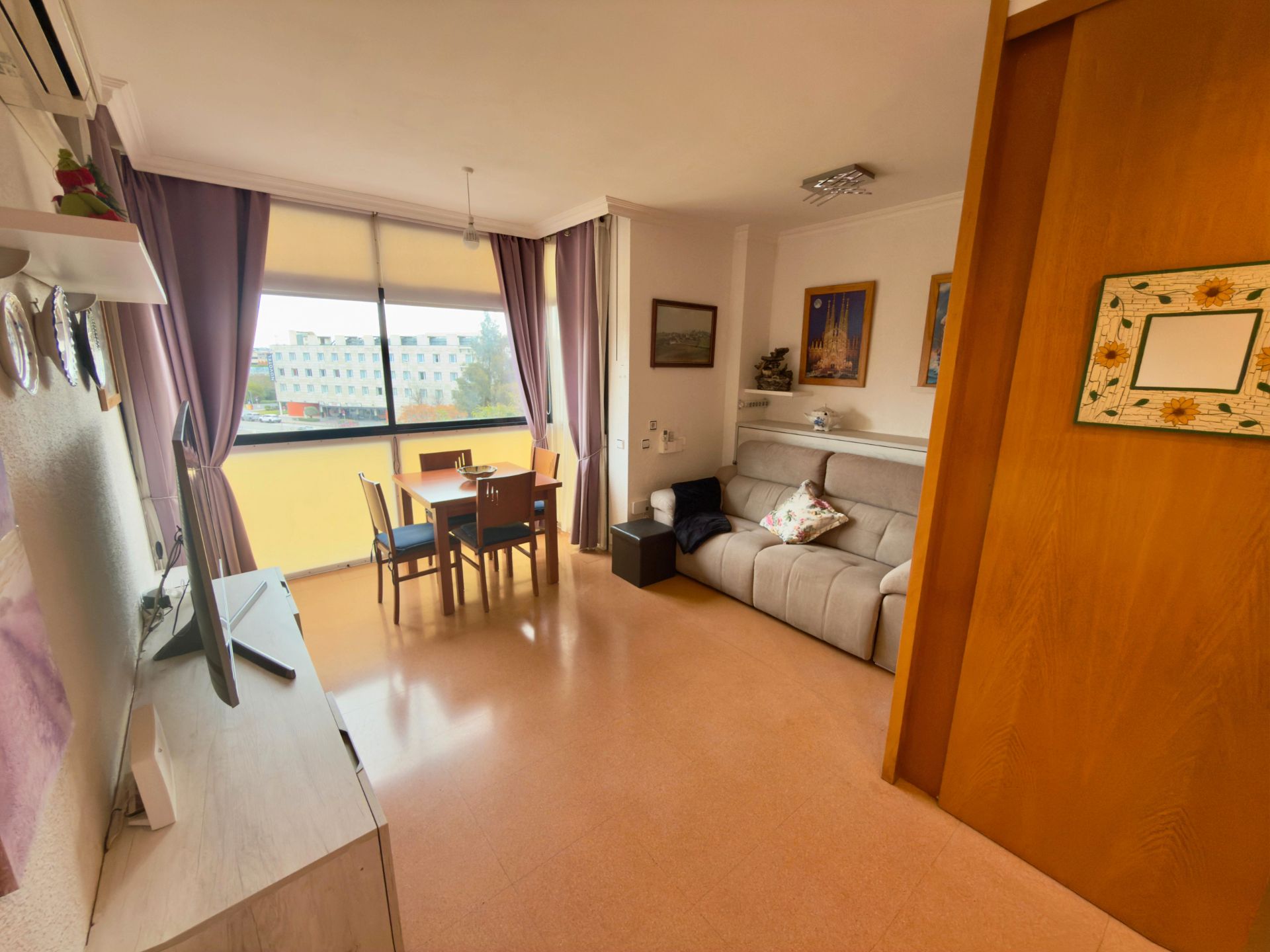 Living room of Flat for sale in Cornellà de Llobregat  with Air Conditioner, Furnished and Balcony