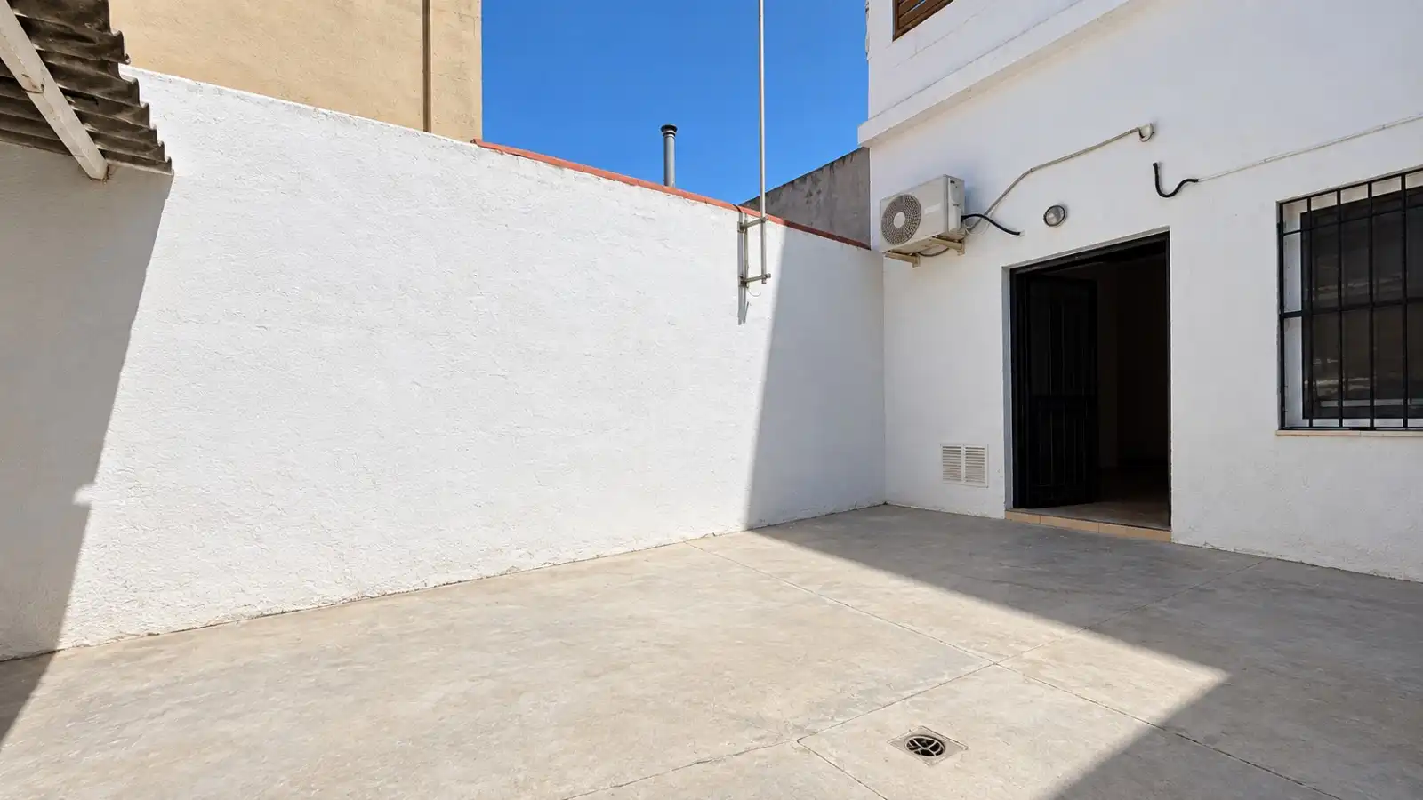 Vista exterior de Local en venda en Valencia amb Terrassa