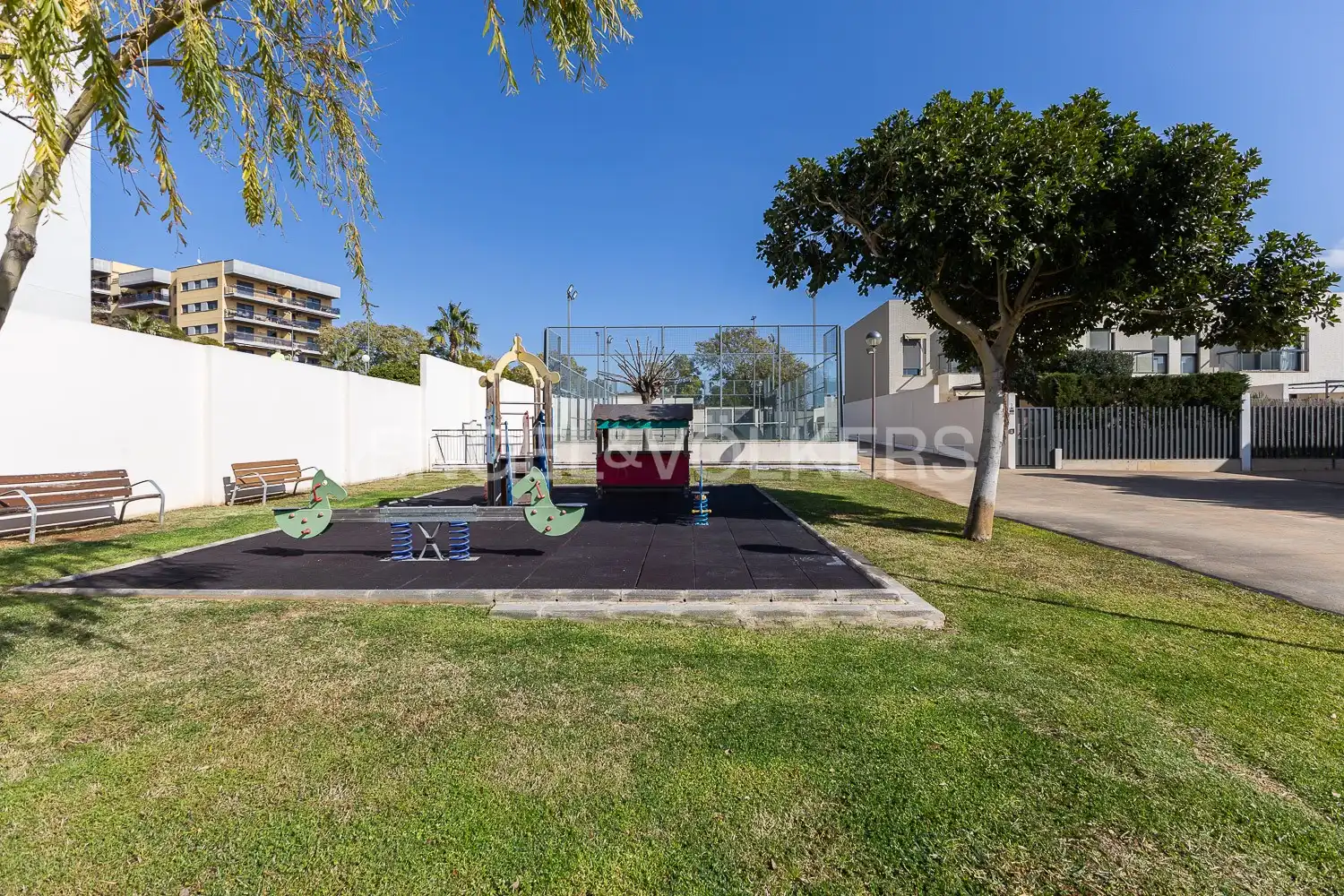 Vista exterior de Casa o xalet en venda en Paterna amb Aire condicionat, Calefacció i Jardí privat