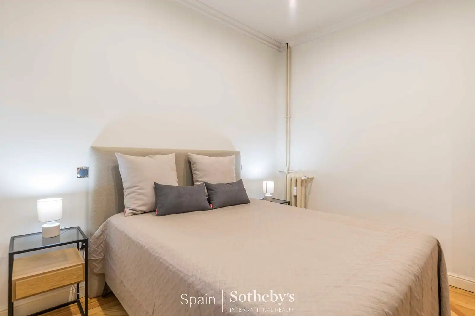 Dormitori de Apartament de lloguer en Madrid amb Aire condicionat i Calefacció