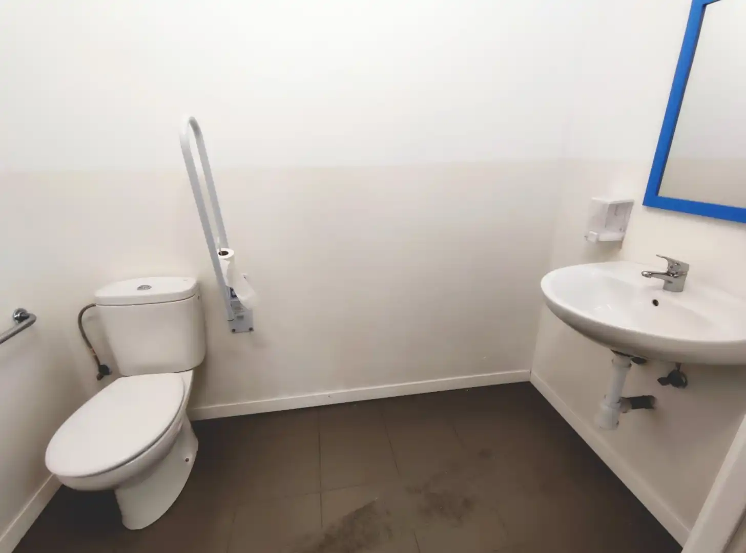 Baño de Local en traspaso en Barcelona con Aire acondicionado y Amueblado