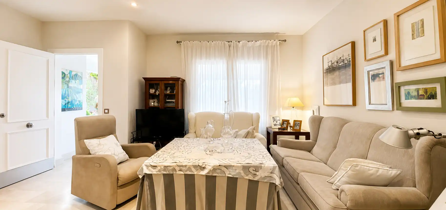 Sala d'estar de Casa adosada en venda en El Puerto de Santa María amb Aire condicionat i Jardí privat