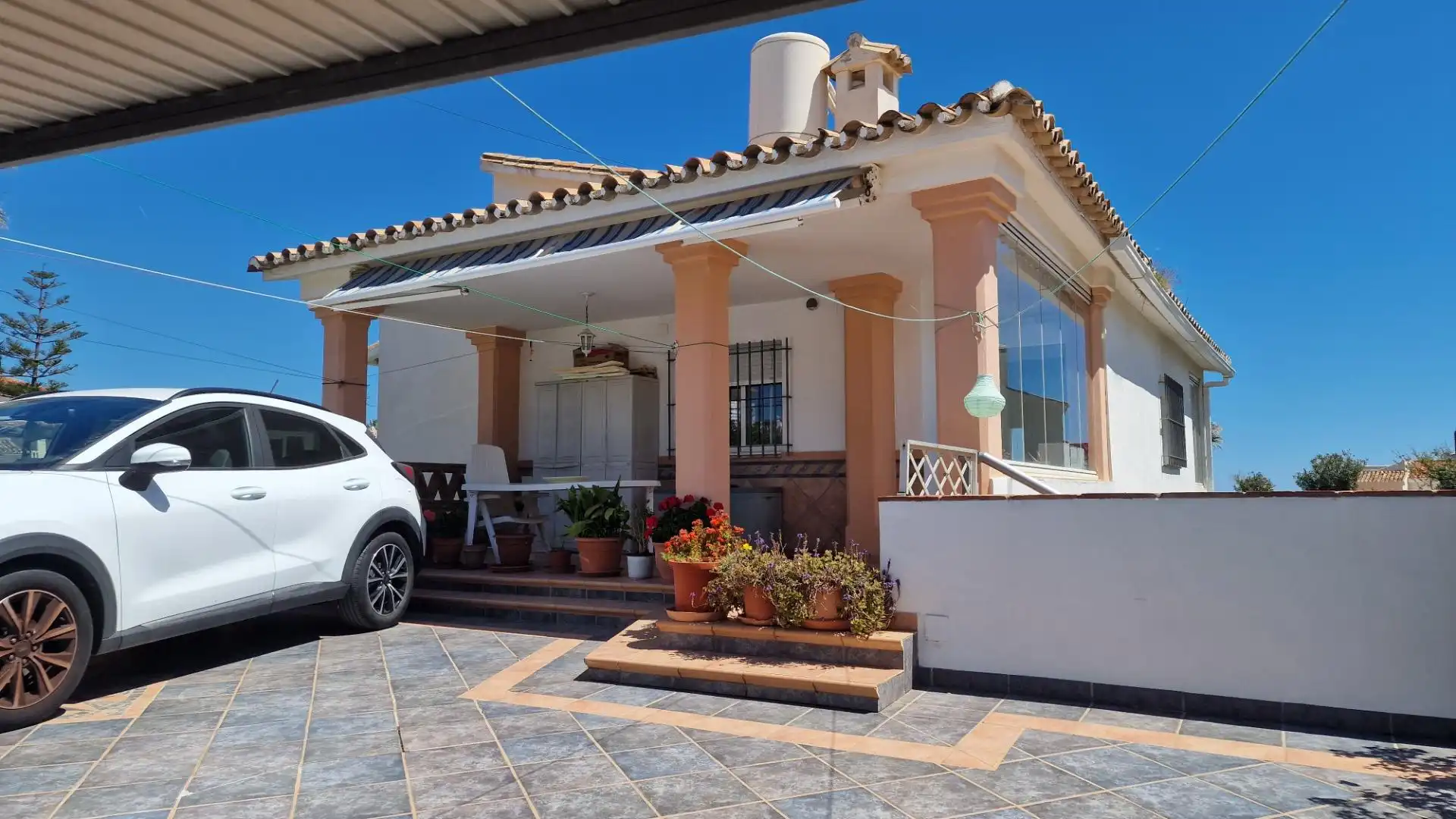 Vista exterior de Casa o xalet en venda en Mijas amb Aire condicionat, Jardí privat i Terrassa