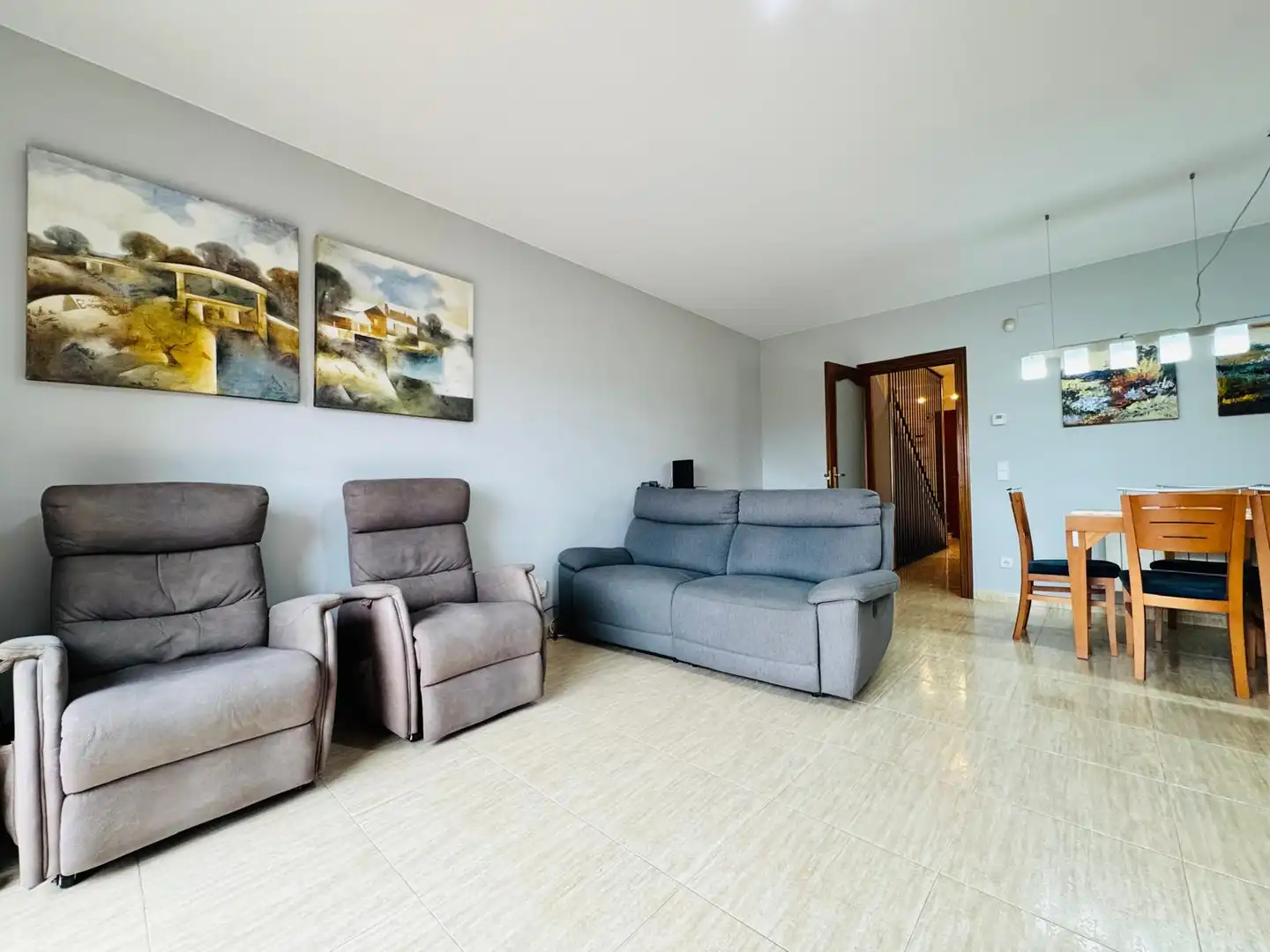 Sala d'estar de Casa adosada en venda en Figueres amb Calefacció, Jardí privat i Terrassa