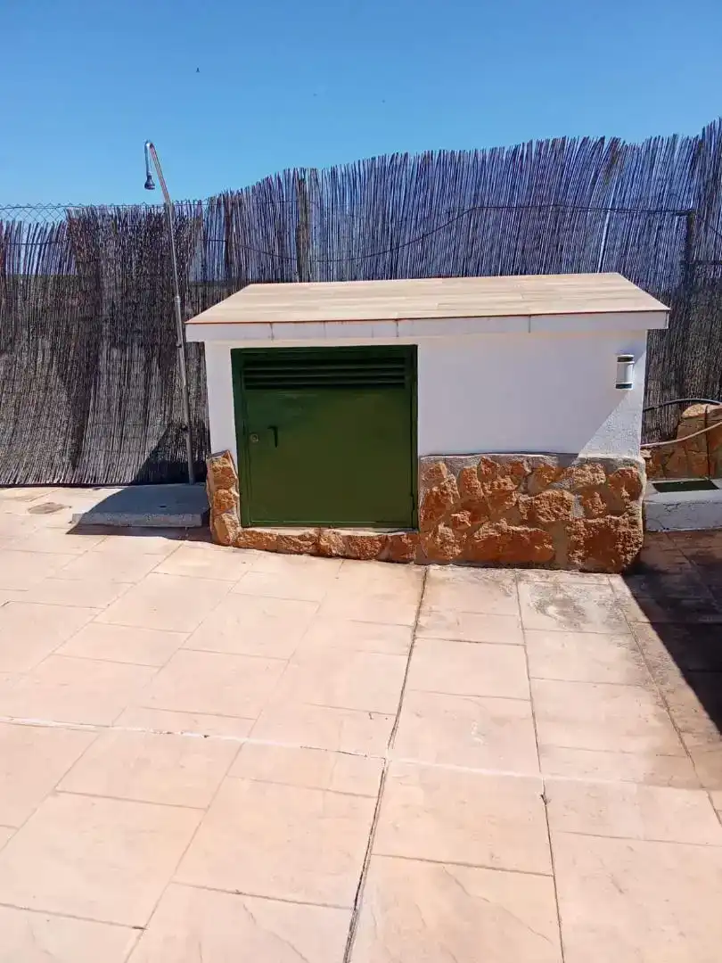 Vista exterior de Finca rústica en venda en Pinos Puente amb Aire condicionat