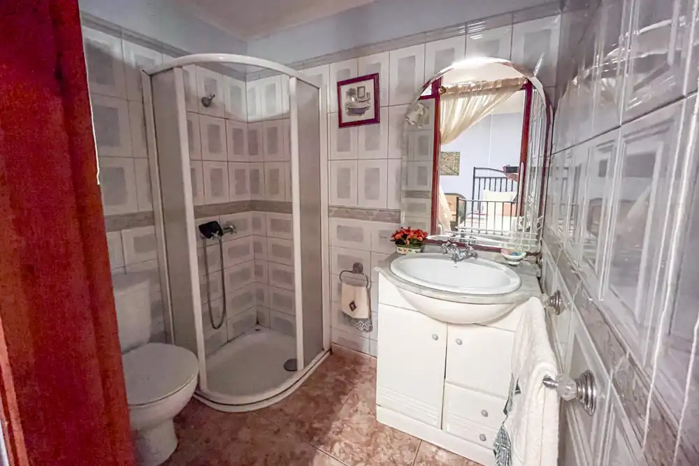 Badezimmer von Einfamilien-Reihenhaus zum Verkauf in Agulo