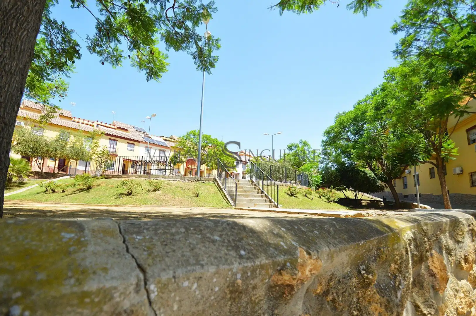 Vista exterior de Casa adosada en venda en Alcalá de Guadaira amb Aire condicionat, Jardí privat i Terrassa