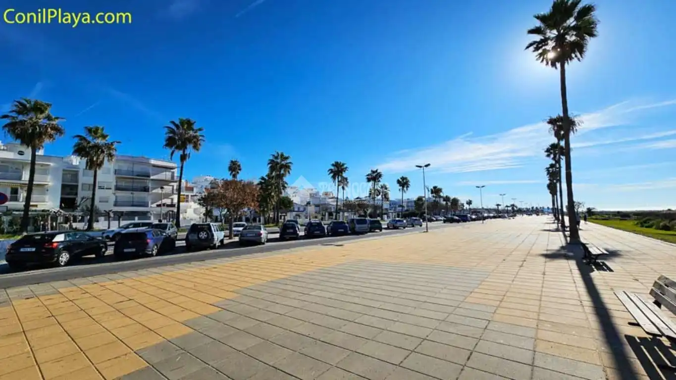 Vista exterior de Pis en venda en Conil de la Frontera amb Calefacció i Terrassa