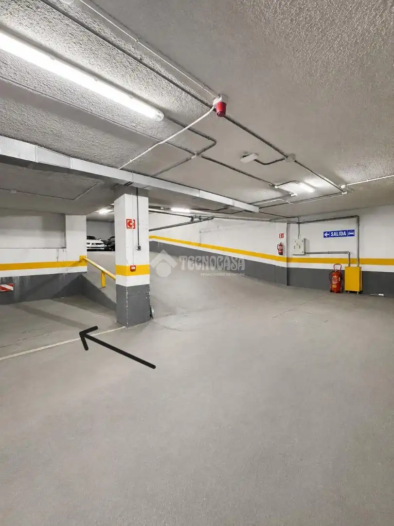 Parking of Flat for rent in Madrid  with Air Conditioner and Heating