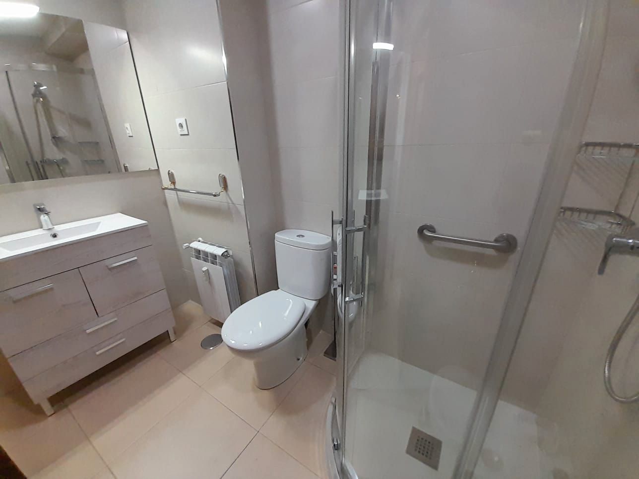 Baño de Piso en venta en  Madrid Capital con Calefacción, Terraza y Amueblado
