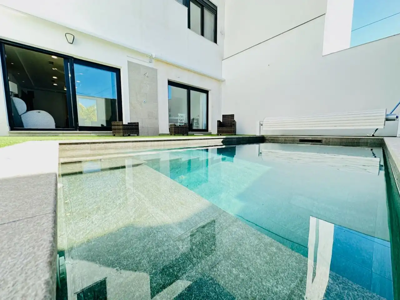 Piscina de Casa o chalet en venta en Nerja con Aire acondicionado, Jardín privado y Trastero