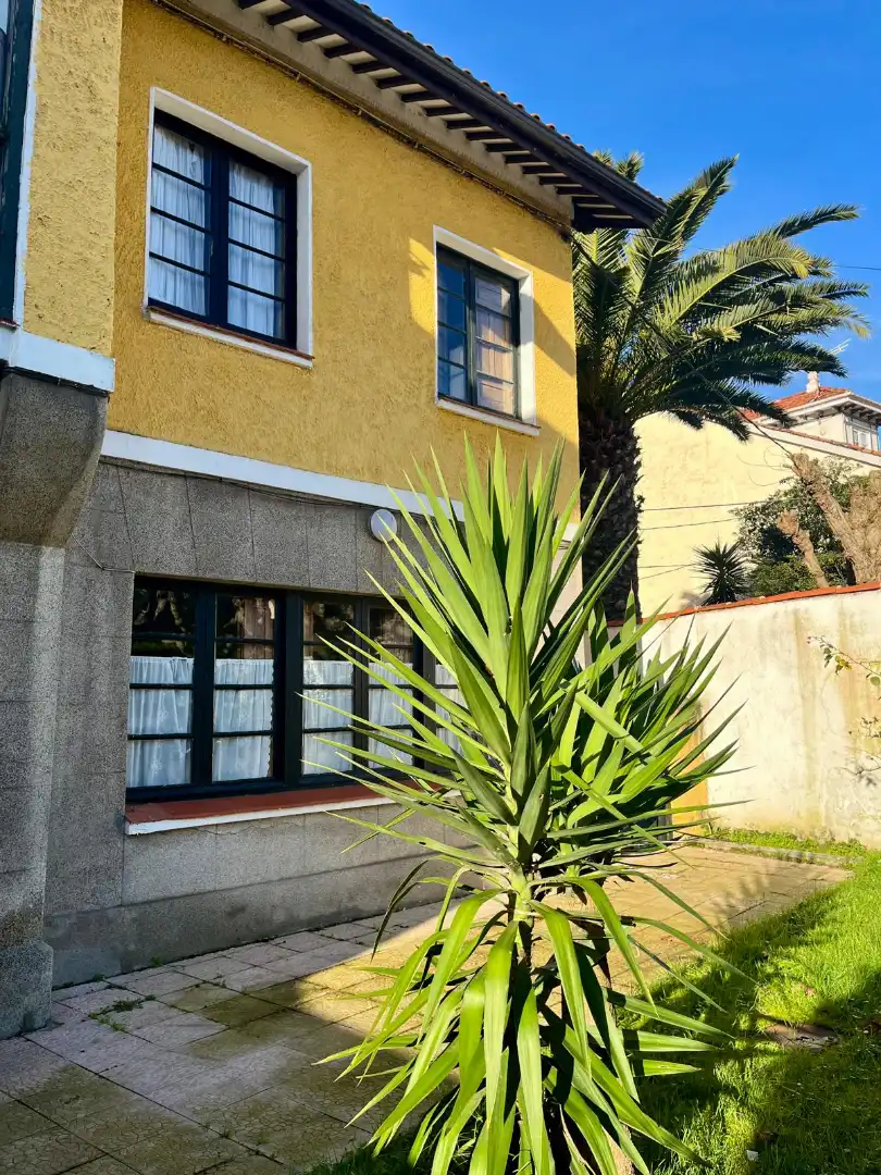 Vista exterior de Casa o xalet en venda en Castrillón amb Calefacció, Jardí privat i Terrassa