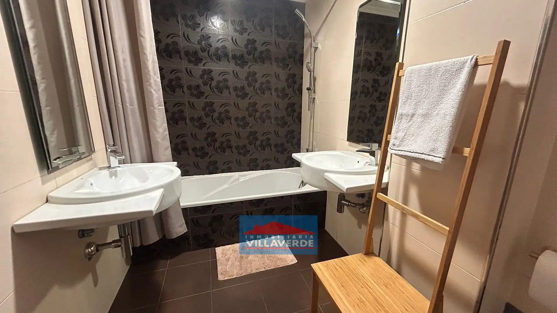 Bathroom of Flat for sale in Cangas   with Storage room