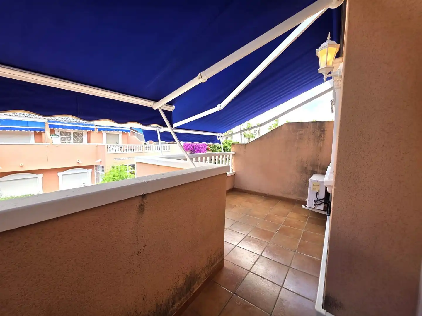 Terrasse von Einfamilien-Reihenhaus zum Verkauf in Santa Pola mit Klimaanlage, Terrasse und Möbliert