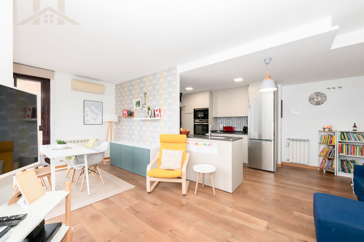 Living room of Flat for sale in Tres Cantos  with Air Conditioner, Heating and Storage room