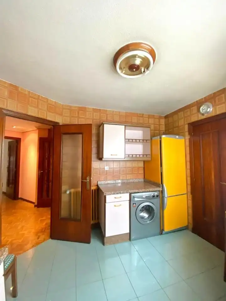Cuina de Àtic en venda en León Capital  amb Calefacció, Parquet i Terrassa