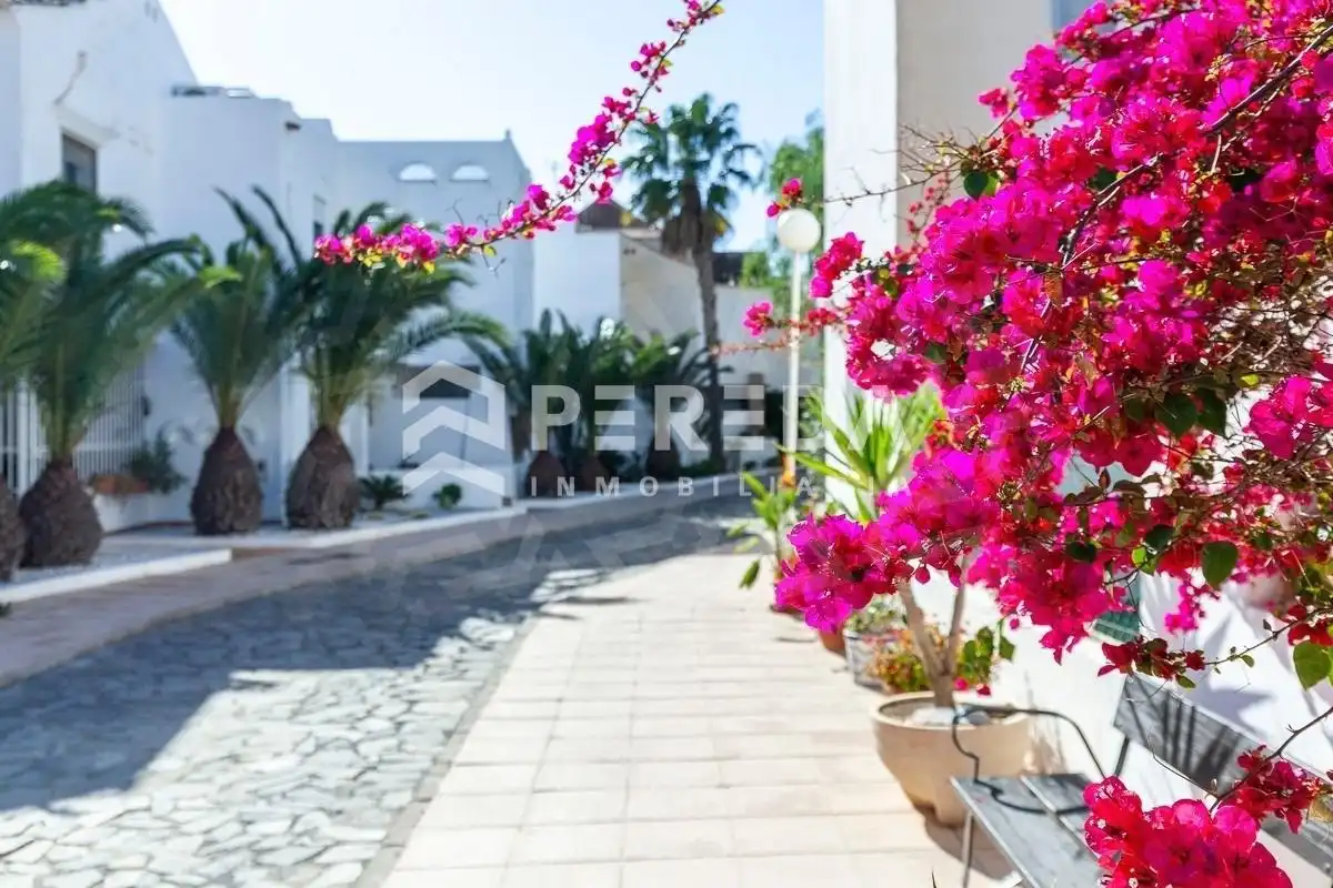 Vista exterior de Apartamento en venta en Roquetas de Mar con Aire acondicionado, Jardín privado y Terraza