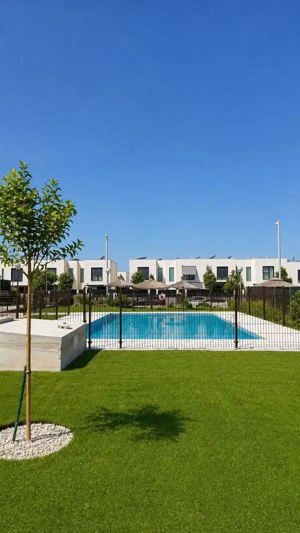Piscina de Piso de alquiler en Madrid con Terraza, Trastero y Se aceptan mascotas
