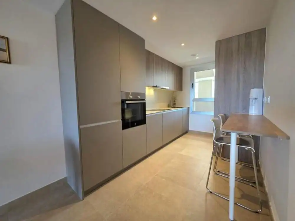 Cuina de Apartament de lloguer en Estepona amb Aire condicionat, Terrassa i Piscina