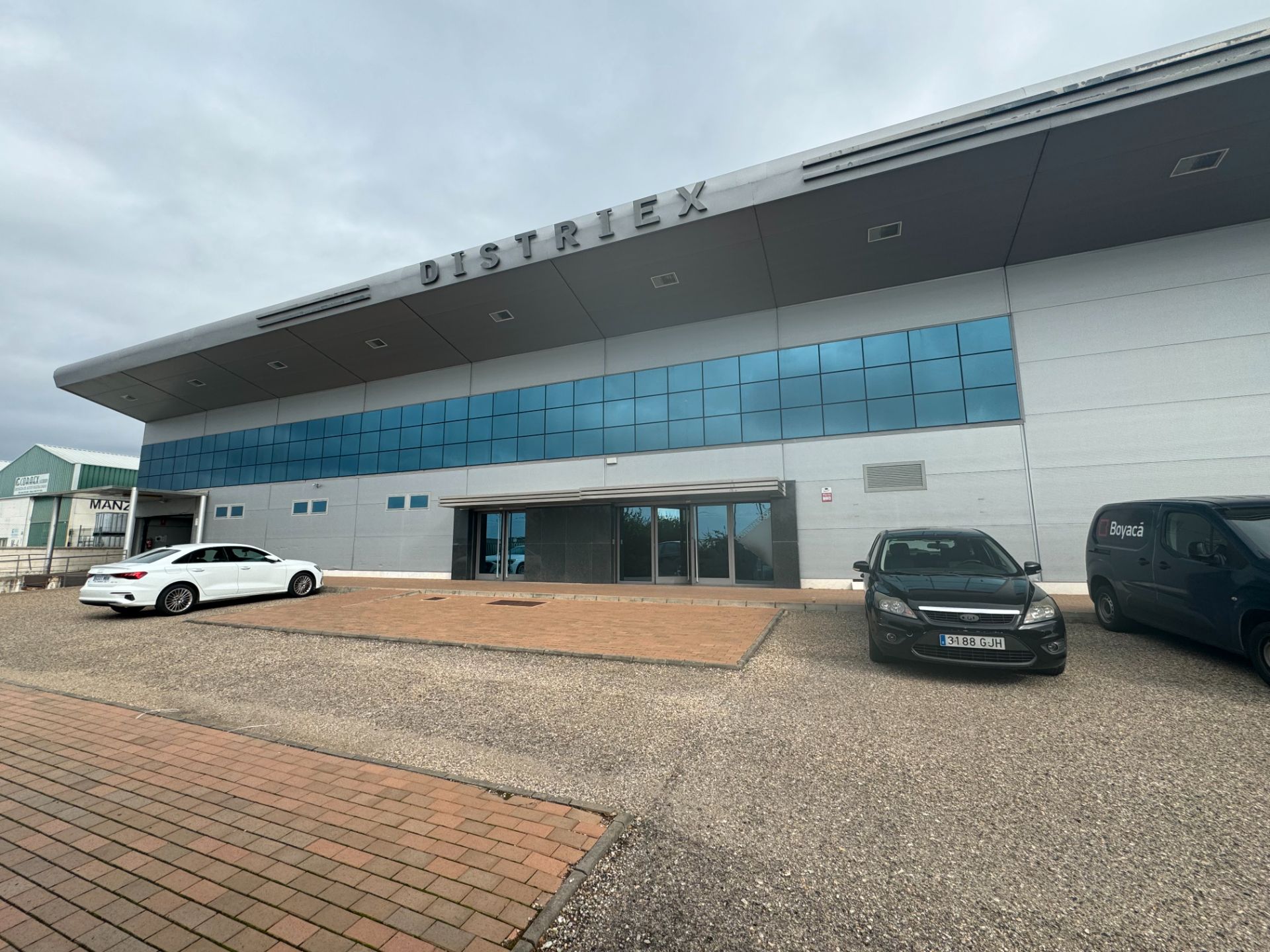 Vista exterior de Nau industrial de lloguer en Badajoz Capital amb Calefacció i Alarma