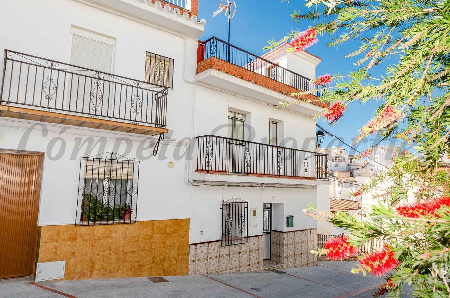 Vista exterior de Casa adosada en venda en Sedella amb Terrassa, Traster i Balcó