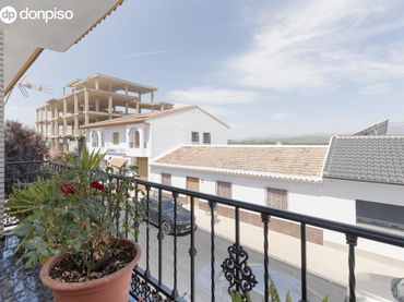 Casa amb balcó en venda a Calle MEDIODIA