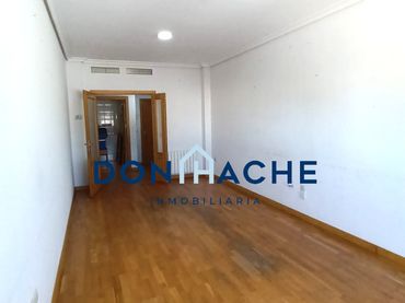 Appartement avec balcon à vendre à Avenida Vía de la Plata 33