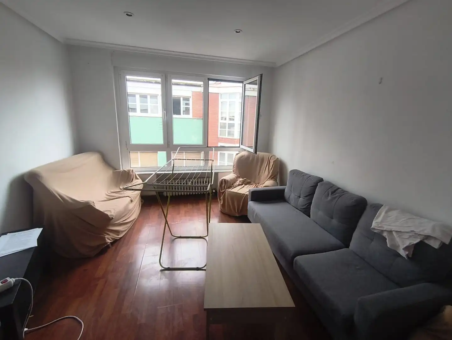 Sala de estar de Piso en venta en Oviedo  con Calefacción, Parquet y Amueblado