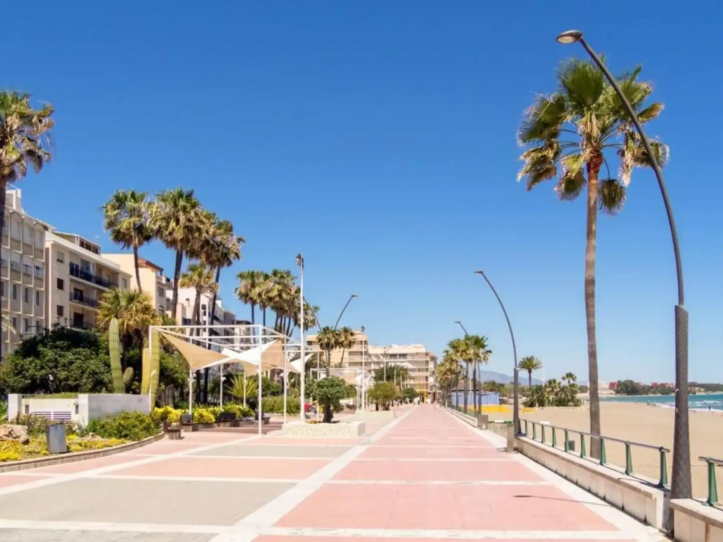 Vista exterior de Casa adosada de alquiler en Estepona con Aire acondicionado, Trastero y Piscina