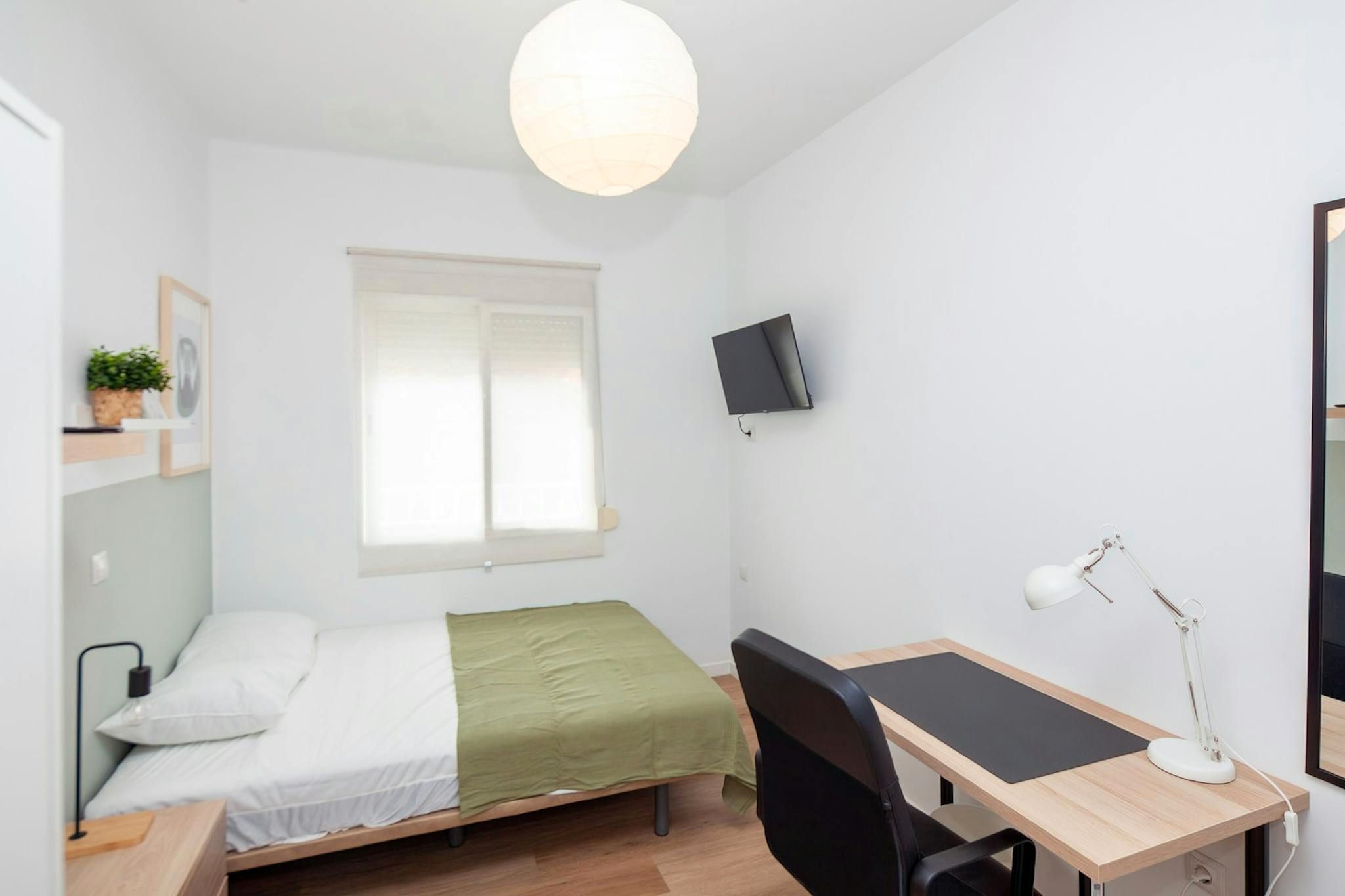 Bedroom of Flat to share in  Valencia Capital  with Furnished, Washing machine and TV