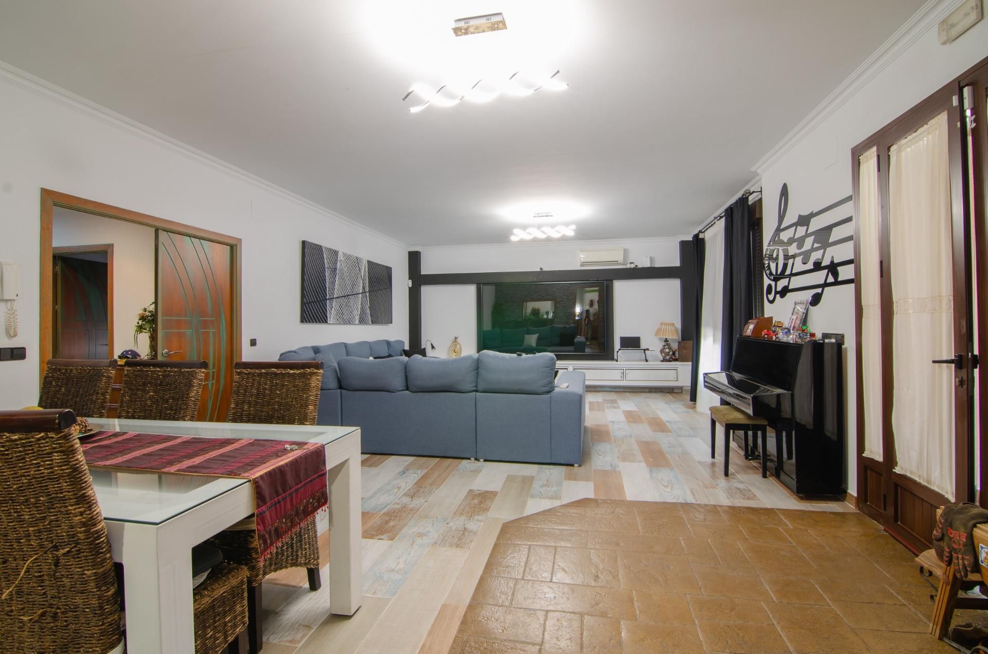 Sala d'estar de Casa o xalet en venda en La Rinconada amb Aire condicionat, Jardí privat i Traster