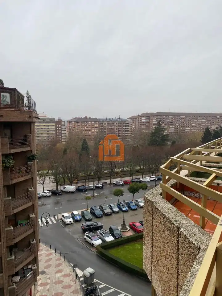Vista exterior de Àtic en venda en León Capital  amb Calefacció, Parquet i Terrassa
