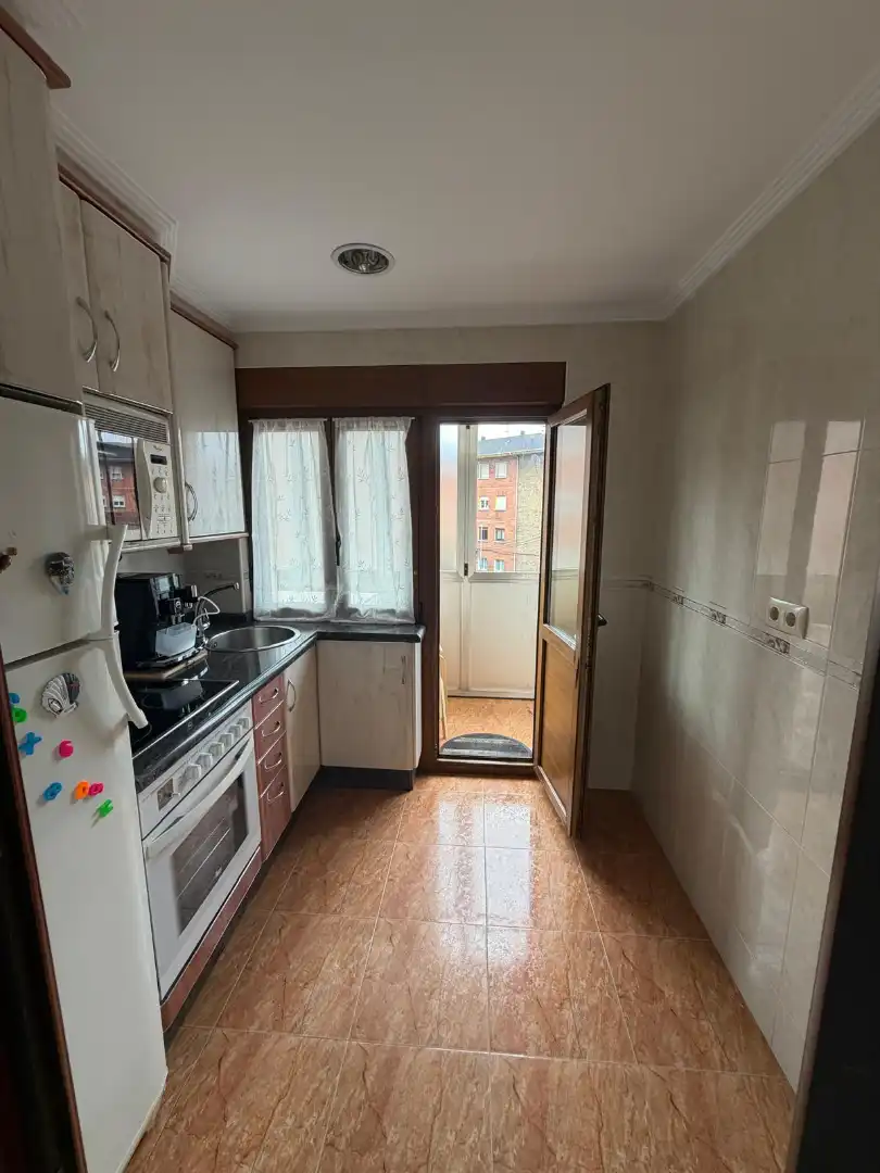 Cuina de Pis en venda en Gijón  amb Parquet, Terrassa i Moblat