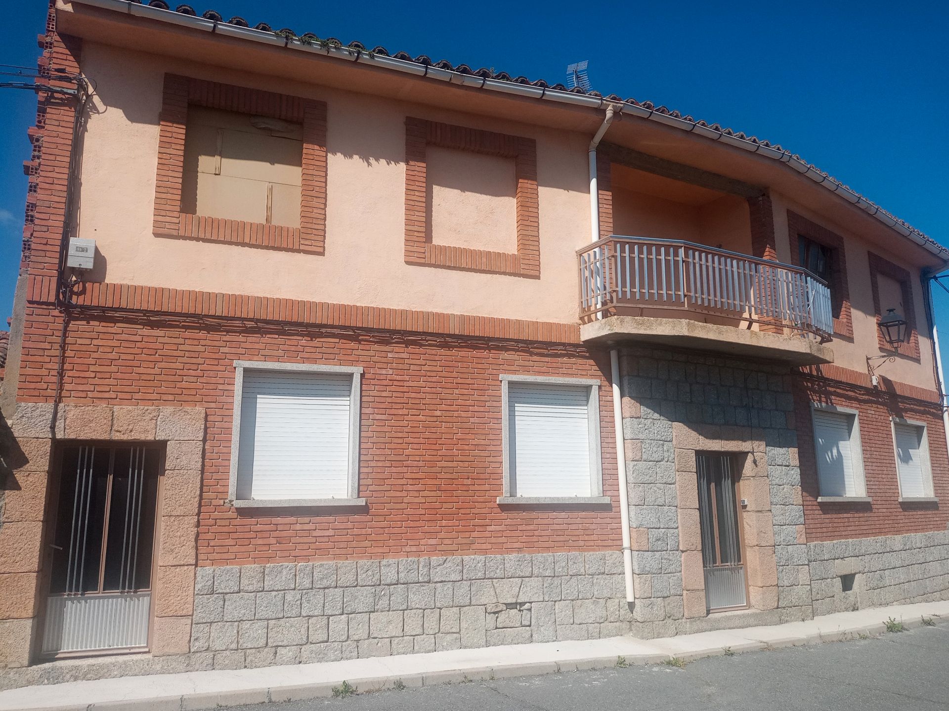 Exterior view of House or chalet for sale in Muñogalindo  with Heating, Furnished and Washing machine