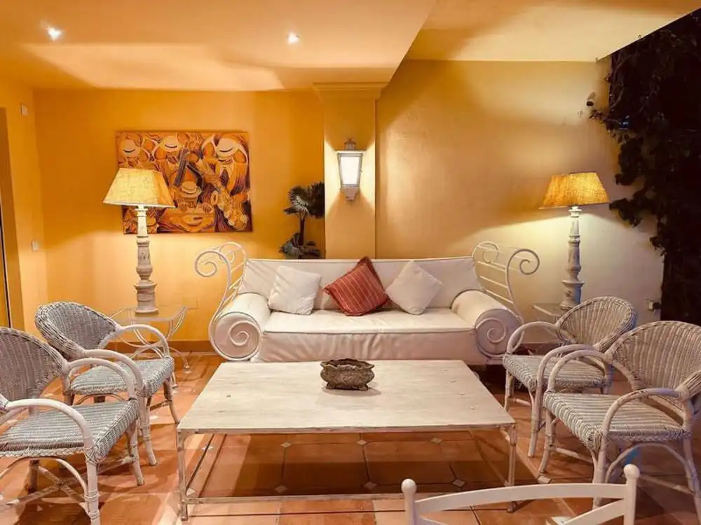 Sala de estar de Planta baja de alquiler en Marbella con Aire acondicionado, Terraza y Piscina