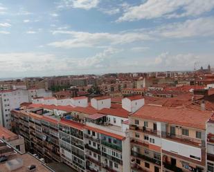 Vista exterior de Àtic en venda en Salamanca Capital amb Aire condicionat, Terrassa i Balcó