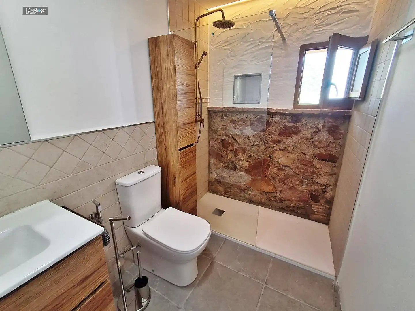 Baño de Piso de alquiler en Málaga con Aire acondicionado, Calefacción y Jardín privado