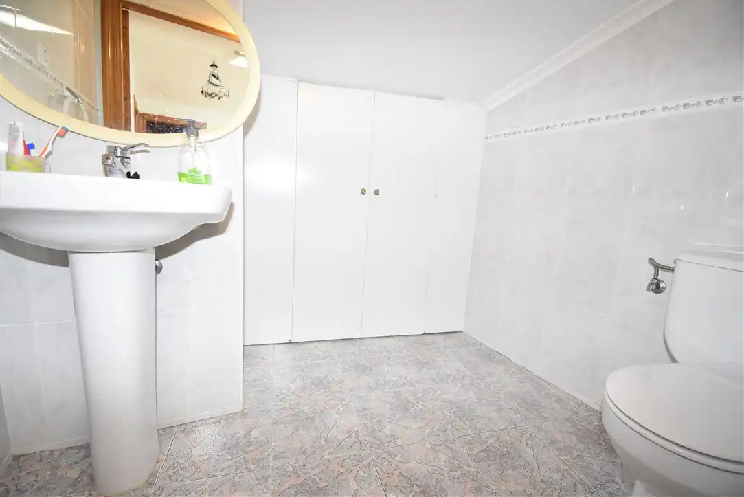 Baño de Casa adosada en venta en Noja con Calefacción, Terraza y Amueblado