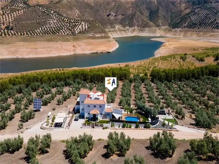 House with pool for sale in Iznájar