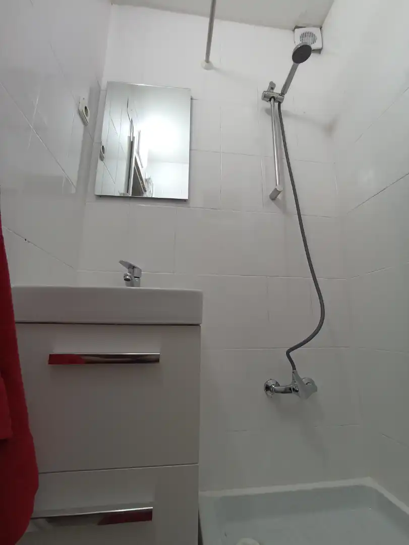 Badezimmer von Wohnung zur untervermieten in Madrid mit Heizung, Parkett und Möbliert