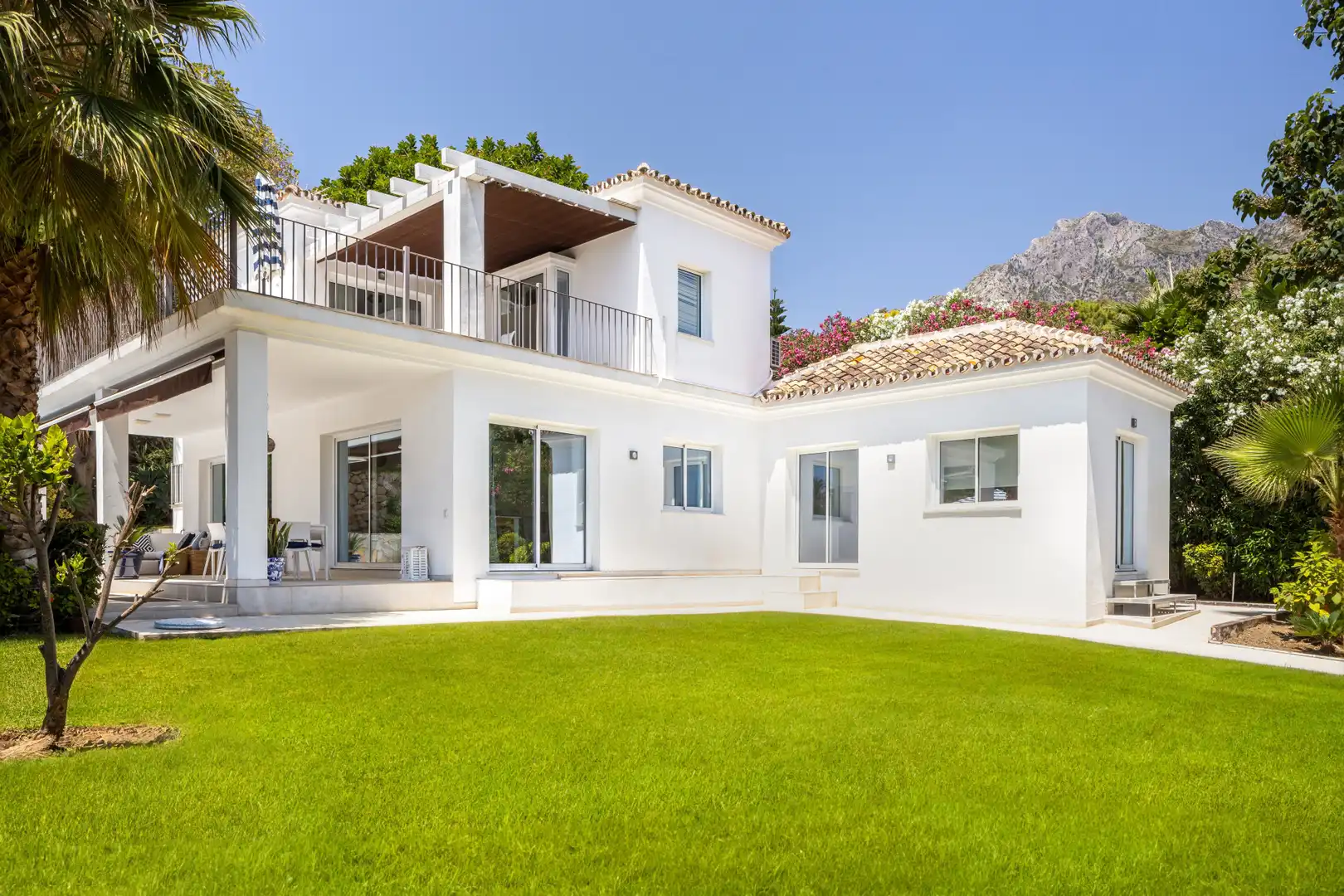 Vista exterior de Casa o xalet de lloguer en Marbella amb Aire condicionat, Jardí privat i Terrassa
