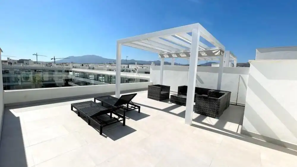 Terrassa de Àtic de lloguer en Estepona amb Aire condicionat, Terrassa i Piscina